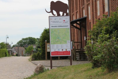 Ferienwohnung Grumsinblick: Hinweisschild des Geoparkzentrums in Groß-Ziethen